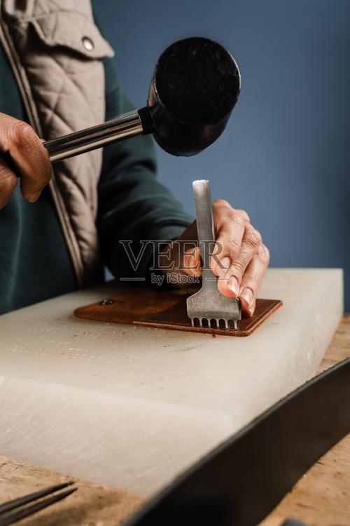 线条冲孔与锤落之间 一名皮革匠人的手感哲学